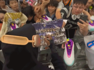 雷霆队球星杰威现身上海，热情为守候球迷签名互动