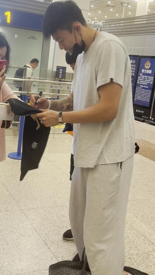 强援来了！张镇麟落地上海浦东机场，与上海男篮会合