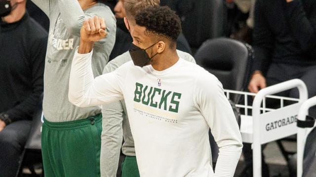 1625387897592021484.jpg Giannis-Antetokounmpo-knee-injury-Bucks-star-out-for-Game-6.jpg