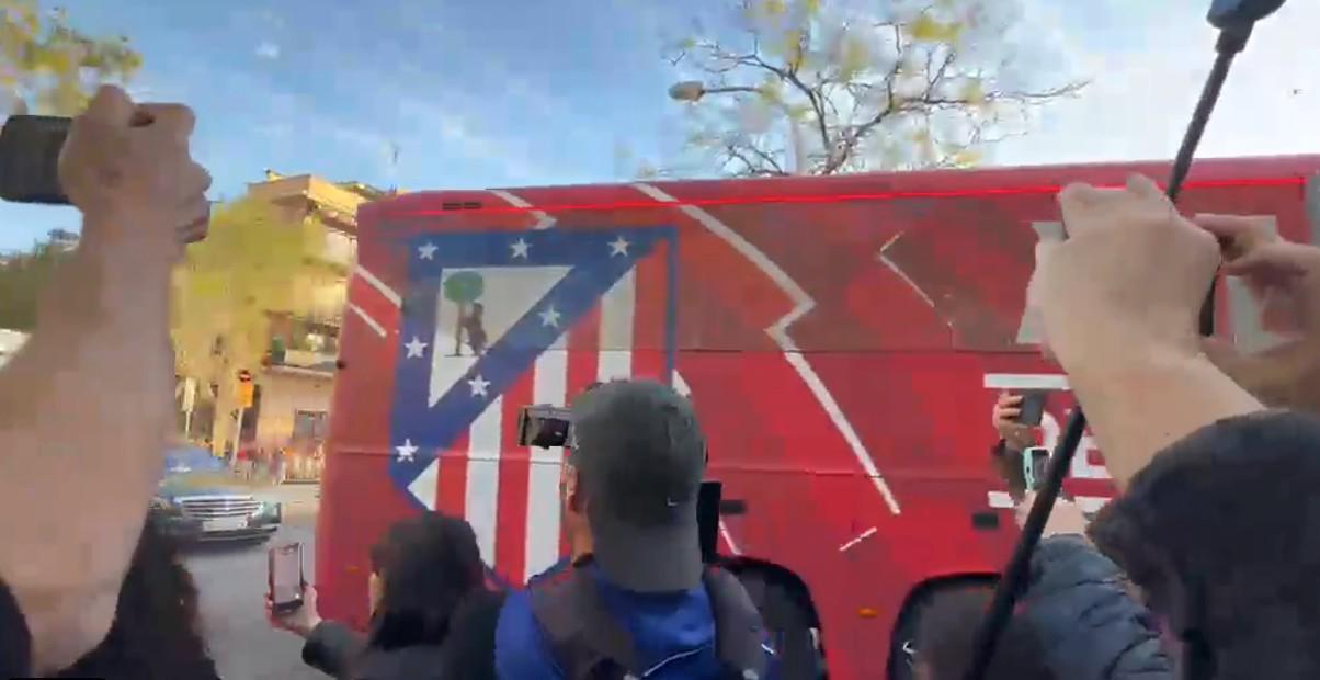 星空注册-科贝：马竞大巴前往诺坎普的路上遭石块攻击，两扇车窗被砸碎